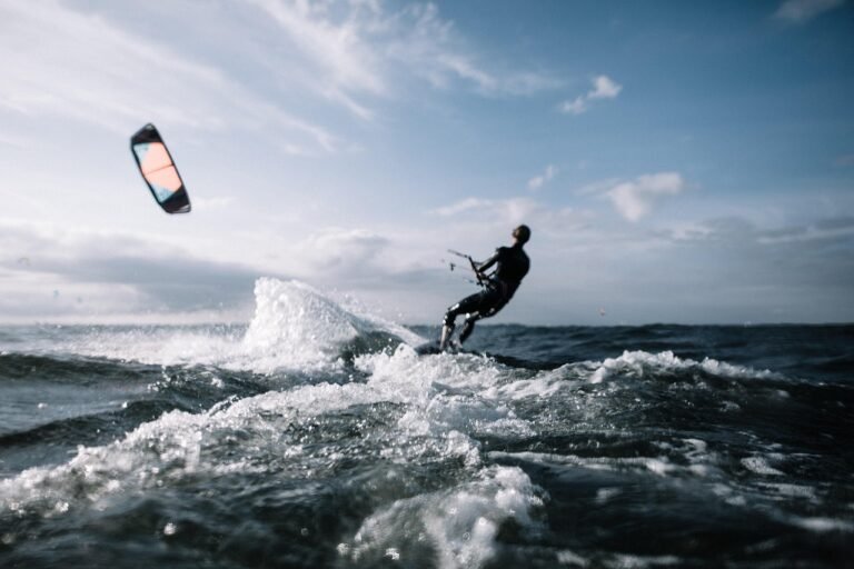 Action, Kitesurfen, Kiten, Abenteuer, Kitesurfer, Meer, Kite, Freizeit, Mann, Ozean, Natur, Erholung, Meereslandschaft, Spritzer, Sport, Brandung, Surfer, Surfen, Wasser, Wassersport, Wellen