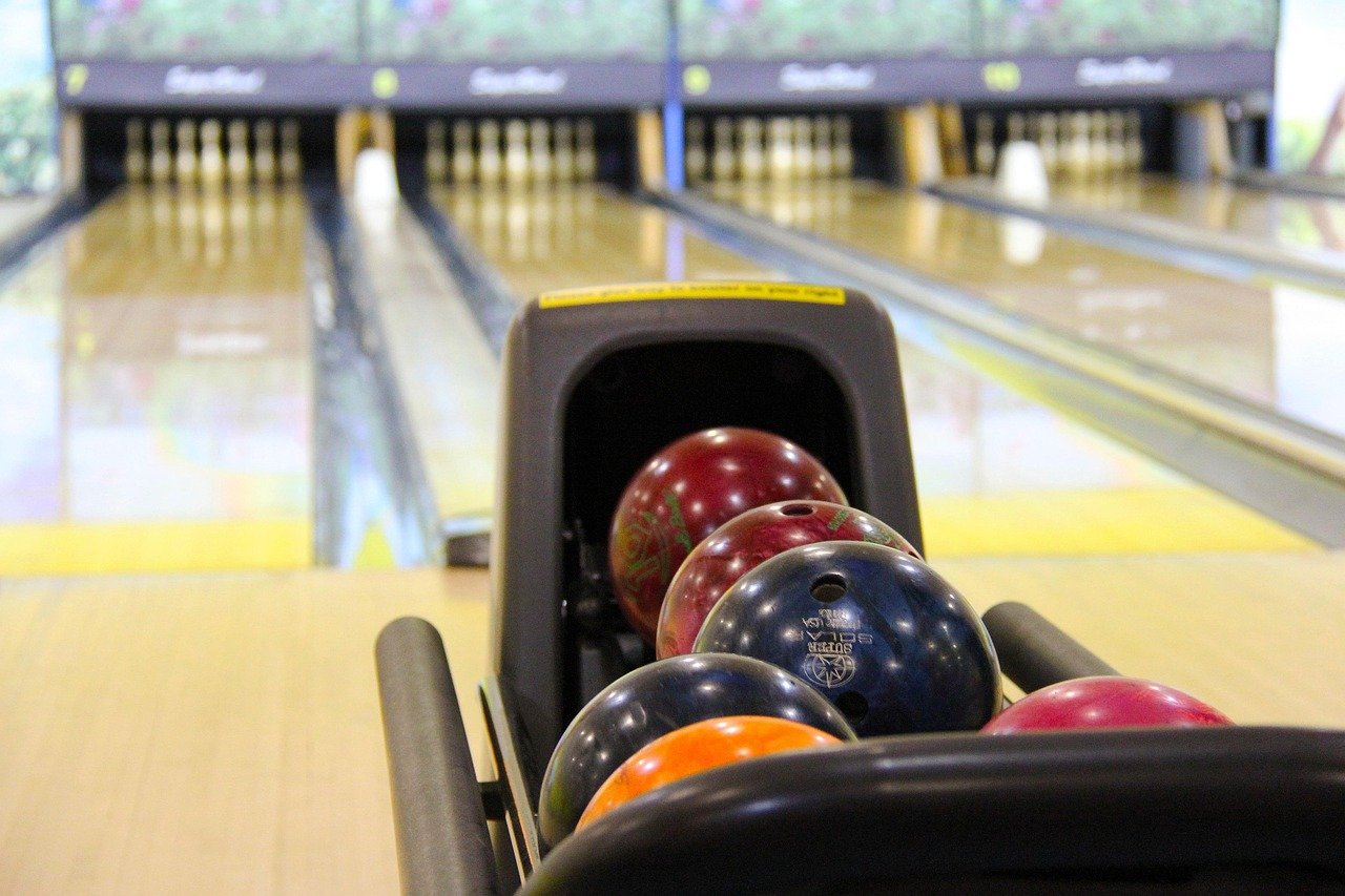 Bowling, bunt, Bowlingkugeln, Bowlingkegel, Bowlingbahn, Sport, Bälle, Singapur, Freizeit, Spaß, Ball, drinnen, spielen, Bowling, Sport, spielen, Spiele, Aktivität, Spiel, Bowling, Bowling, Bowling, Bowling, Bowlingbahn