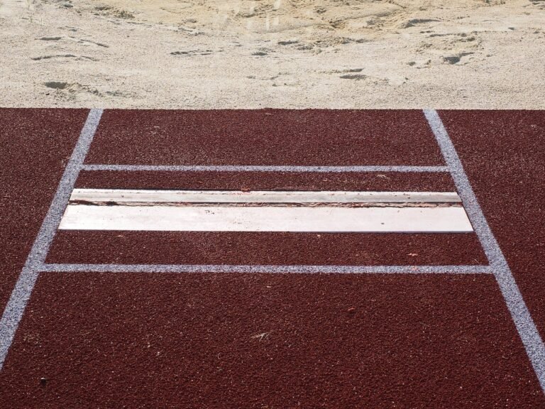 Weitsprung, Absprung, Grube, Sand, Markierung, Absprungbrett, Sprungmarkierung, Linien, Leichtathletik, Sportplatz, Leistung, Sport, Start, Dreisprung, Wettkampf, Fitness, Gesundheit, Training, Doping, Akrobatik, schnell, hoch, weit, Weitsprung, Weitsprung, Weitsprung, Weitsprung, Weitsprung, Absprungbrett, Dreisprung