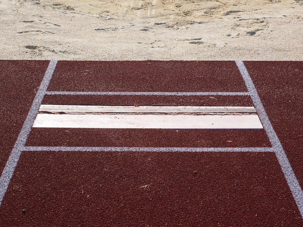 Weitsprung, Absprung, Grube, Sand, Markierung, Absprungbrett, Sprungmarkierung, Linien, Leichtathletik, Sportplatz, Leistung, Sport, Start, Dreisprung, Wettkampf, Fitness, Gesundheit, Training, Doping, Akrobatik, schnell, hoch, weit, Weitsprung, Weitsprung, Weitsprung, Weitsprung, Weitsprung, Absprungbrett, Dreisprung